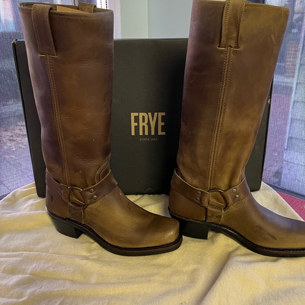 NIB Frye Harness boots